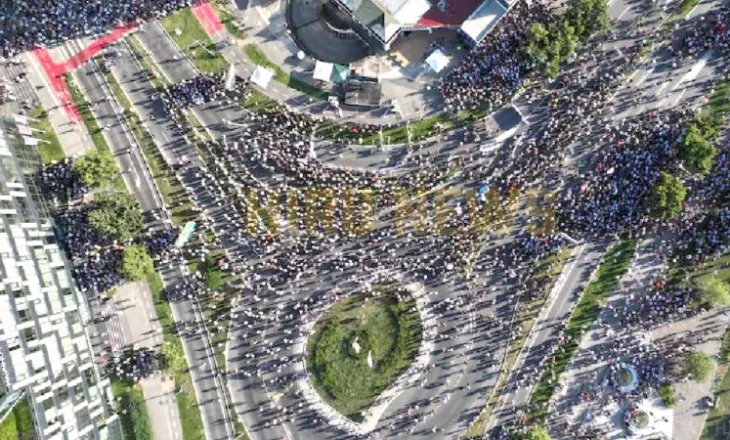 Protesta masive në Novi Sad, mijëra qytetarë kërkojnë zgjedhje të parakohshme në Serbi, Vuçiç në panik, kërkon…
