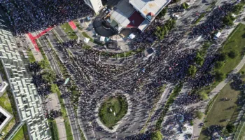 Protesta masive në Novi Sad, mijëra qytetarë kërkojnë zgjedhje të parakohshme në Serbi