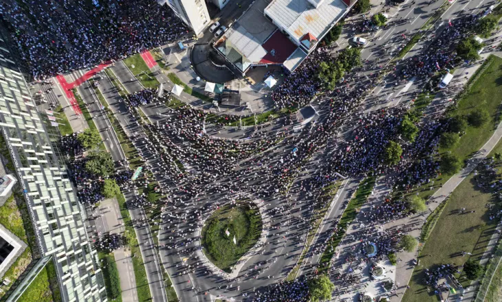 Protesta masive në Novi Sad, mijëra qytetarë kërkojnë zgjedhje të parakohshme në Serbi