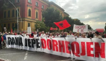 Protesta në ditën e 25-të/ Nis marshimi drejt kryeministrisë me thirrjen: ‘Rama jep dorëheqjen’