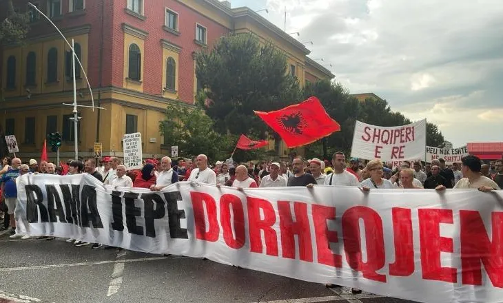 Protesta në ditën e 25-të/ Nis marshimi drejt kryeministrisë me thirrjen: ‘Rama jep dorëheqjen’