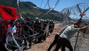 Protesta në Rrjoll bujë në mediat e huaja/ “The Guardian”: Shqiptarët ashpërsojnë revoltën