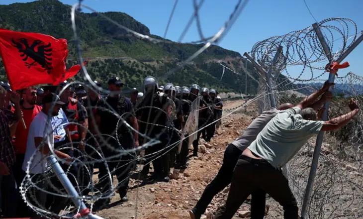 Protesta në Rrjoll bujë në mediat e huaja/ “The Guardian”: Shqiptarët ashpërsojnë revoltën