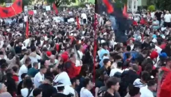 Protesta në Tiranë/ Fëmija 6-vjeçar humbi mes qytetarëve, gjendet pas disa minutash nga efektivët e policisë