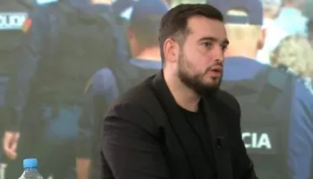 Protesta në Tiranë kundër terapive hormonale në QSUT, Pano: Po cenohet familja, lini fëmijët të qetë!
