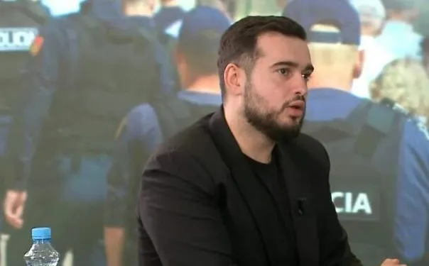 Protesta në Tiranë kundër terapive hormonale në QSUT, Pano: Po cenohet familja, lini fëmijët të qetë!