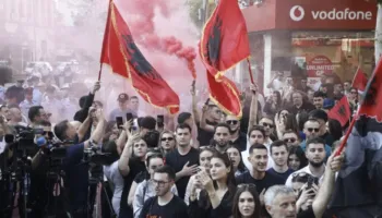 Protesta në Tiranë/ Një fëmijë humb mes qytetarëve