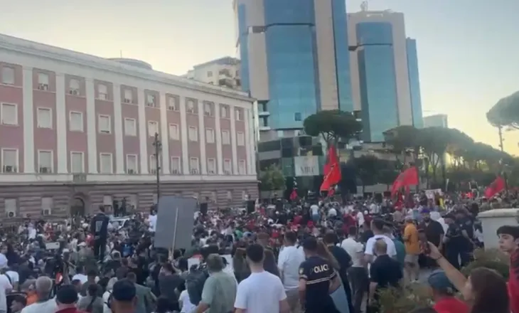 Protesta në Tiranë/ Një fëmijë humbet mes turmës, qytetarët ulen në tokë, gjendet pas disa minutash