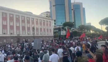 Protesta në Tiranë/ Një fëmijë humbet mes turmës, qytetarët ulen në tokë