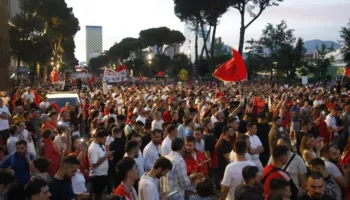 Protesta në Tiranë, policia ndjek penalisht 15 persona: Prishje e qetësisë publike dhe pengim i qarkullimit