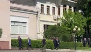 Protesta paralel me seancën plenare, deputetët e PS mbërrijnë në Kuvend 30 minuta më herët (VIDEO)