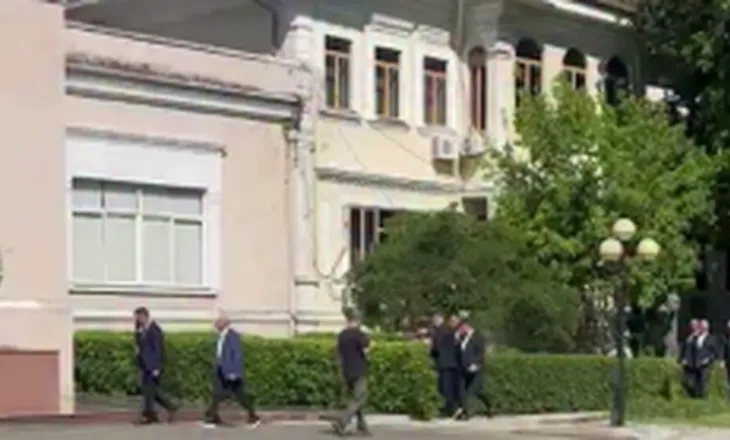Protesta paralel me seancën plenare, deputetët e PS mbërrijnë në Kuvend 30 minuta më herët (VIDEO)