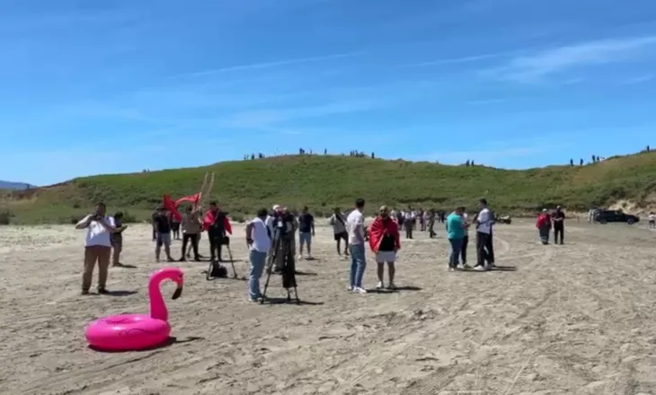 Protesta për projektin e Zvërnecit, dhjetëra protestues me pankarta në plazhin e Dalanit