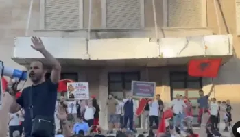 Protesta për Zvërnecin, Altin Goxhaj u kërkon qytetarëve që të futen brenda Kryeministrisë