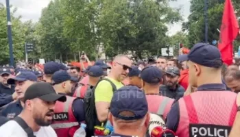 Protesta për Zvërnecin/ Momenti kur moderatori i Piranjave, Florjan Binaj shtyhet nga policia në Bulevard