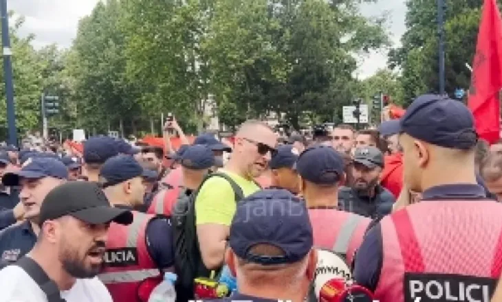 Protesta për Zvërnecin/ Momenti kur moderatori i Piranjave, Florjan Binaj shtyhet nga policia në Bulevard
