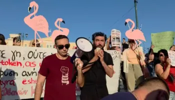Protesta për Zvërnecin në Athinë, përplasje mes protestuesve për vijën ideologjike: File, mos na e kthe për imperializmin (VIDEO)
