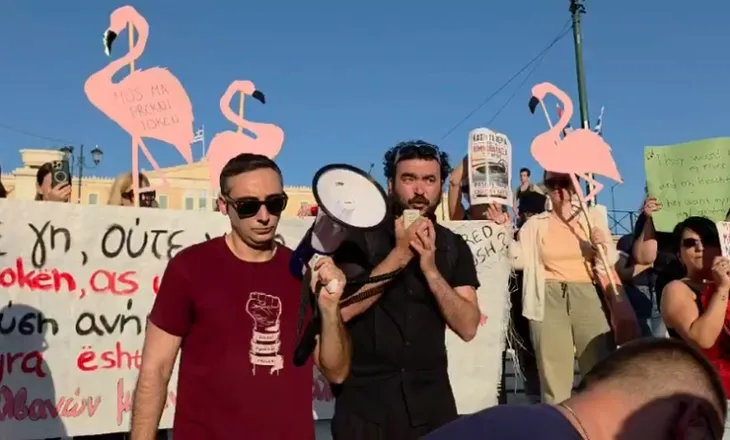 Protesta për Zvërnecin në Athinë, përplasje mes protestuesve për vijën ideologjike: File, mos na e kthe për imperializmin (VIDEO)