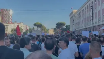 Protesta për Zvërnecin para Kryeministrisë, qytetarët paraqesin 4 kërkesat për Qeverinë