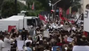 Protesta për Zvërnecin/ Policia largon makinat nga rruga, lejon qytetarët të protestojnë para kryeministrisë