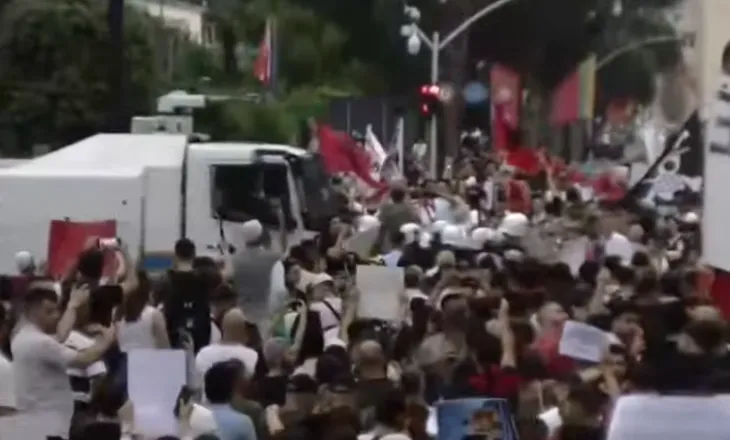 Protesta për Zvërnecin/ Policia largon makinat nga rruga, lejon qytetarët të protestojnë para kryeministrisë