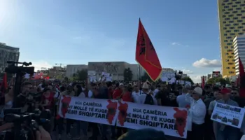Protesta për Zvërnecin, qytetarët mblidhen në sheshin “Skënderbej”