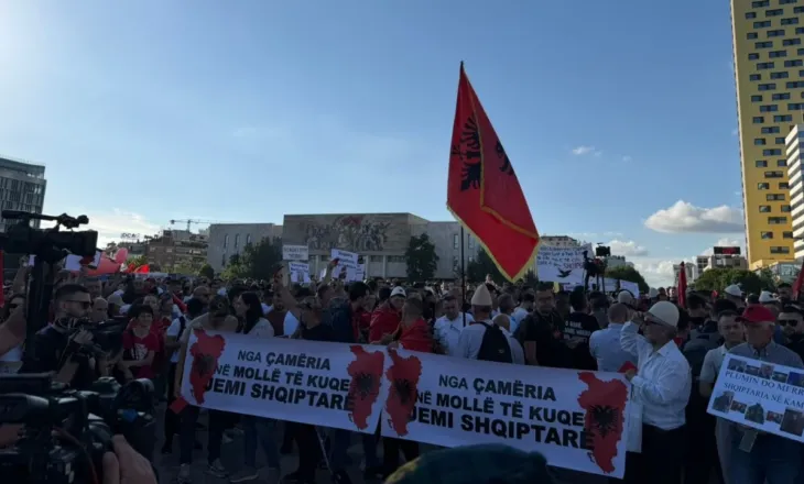 Protesta për Zvërnecin, qytetarët mblidhen në sheshin “Skënderbej”
