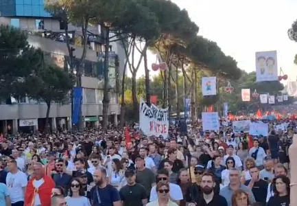Protesta për Zvërnecin, qytetarët: Rama në burg, Berisha në burg