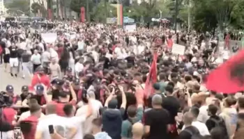 Protesta për Zvërnecin, tension mes policisë dhe qytetarëve! Kalohet rrethimi i parë nga protestuesit
