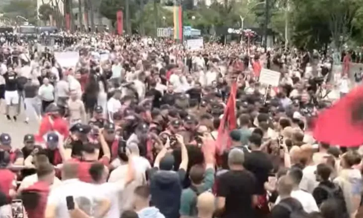 Protesta për Zvërnecin, tension mes policisë dhe qytetarëve! Kalohet rrethimi i parë nga protestuesit