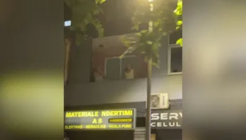 Protesta për Zvërnecin/ Vijon marshimi, qytetarët e ndjekin nga dritaret e shtëpive