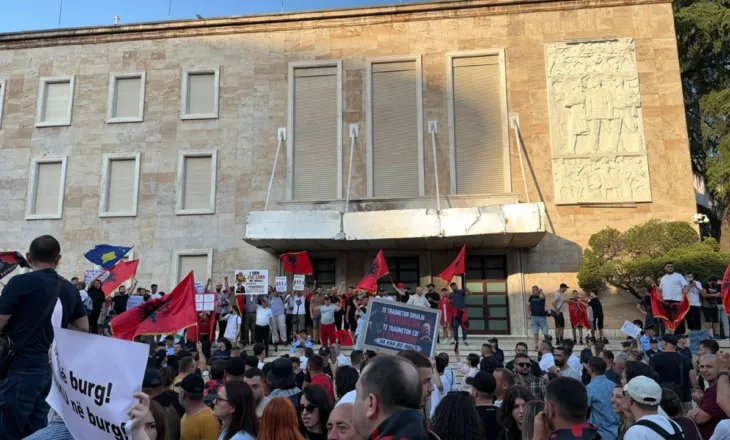 Protesta përpara Kryeministrisë për Zvërnecin, qytetarët çajnë kordonin e policisë