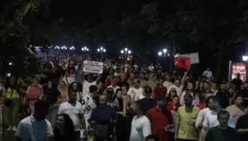 Protesta/ Procedohen 23 persona, Policia: Bllokuan qarkullimin e makinave në Tiranë