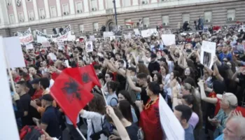 Protesta që sfidon Ramën po lë gjurmë në ekonomi: Baret fitojnë, koncertet dhe delivery humbasin