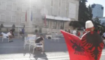 Protesta qytetare në Tiranë, një grup protestuesish kaluan natën përpara Kryeministrisë