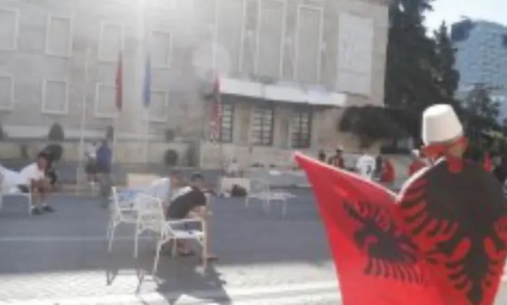 Protesta qytetare në Tiranë, një grup protestuesish kaluan natën përpara Kryeministrisë