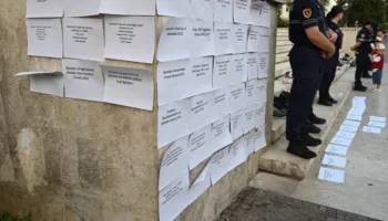 Protesta/ Qytetarët i rendisin Ramës skandalet gjatë qeverisjes së PS! Instalacioni në murin e kryeministrisë