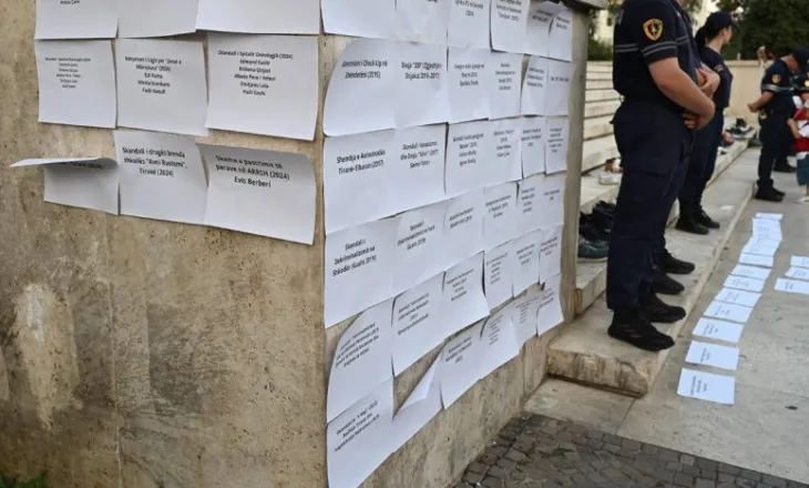 Protesta/ Qytetarët i rendisin Ramës skandalet gjatë qeverisjes së PS! Instalacioni në murin e kryeministrisë