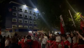 Protesta/ Qytetarët marshojnë në rrugët e Tiranës