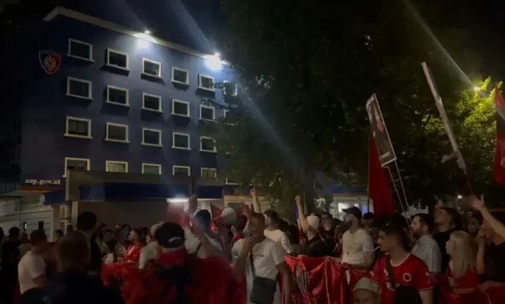 Protesta/ Qytetarët marshojnë në rrugët e Tiranës