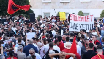 Protestat anti-qeveritare në ditën e 10-të, protestuesit marshojnë në kryeqytet