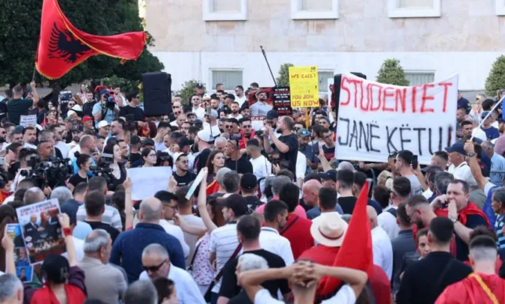 Protestat anti-qeveritare në ditën e 10-të, protestuesit marshojnë në kryeqytet