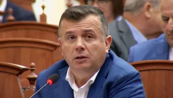 Protestat/ Balla-opozitës: Sillni mocion mosbesimi për qeverinë, por a e sillni dot Berishën si kandidat për kryeministër?