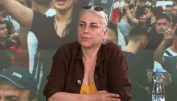 Protestat/ “E kam shtyrë biletën e kthimit!”, aktivistja shqiptare: Rama dhe Berisha të largohen, vendi të drejtohet…