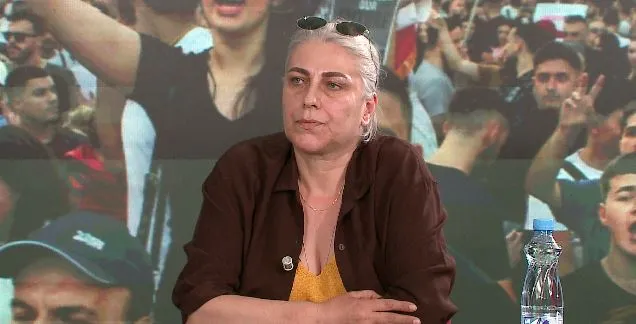 Protestat/ “E kam shtyrë biletën e kthimit!”, aktivistja shqiptare: Rama dhe Berisha të largohen, vendi të drejtohet…