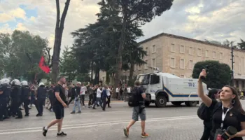 Protestat për Zvërnecin/ Policia sjell autobotët për të shpërndarë turmën, protestuesit mbërrijnë para Kryeministrisë