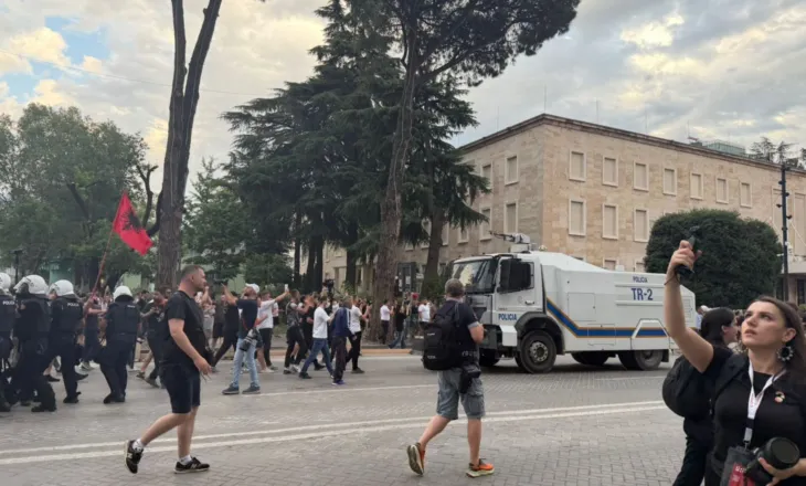 Protestat për Zvërnecin/ Policia sjell autobotët për të shpërndarë turmën, protestuesit mbërrijnë para Kryeministrisë