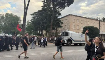Protestat për Zvërnecin/ Protestuesit mbërrijnë para Kryeministrisë, policia sjell autobotët për të shpërndarë turmën