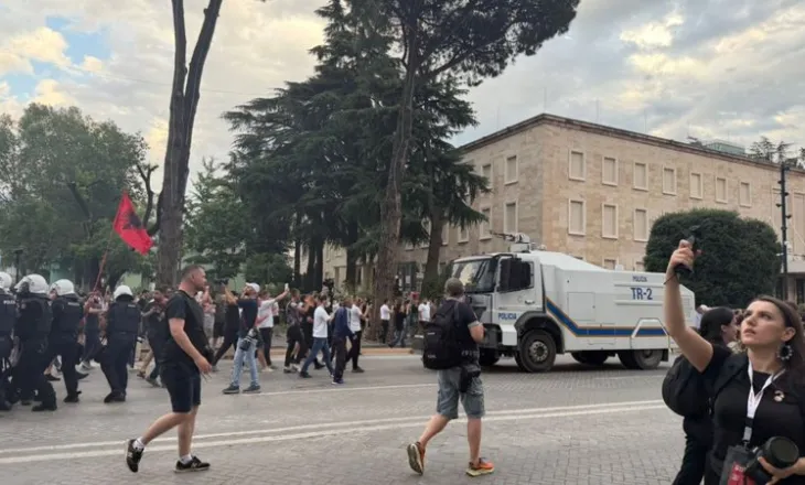 Protestat për Zvërnecin/ Protestuesit mbërrijnë para Kryeministrisë, policia sjell autobotët për të shpërndarë turmën
