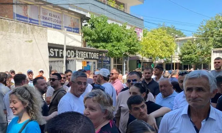 Protestë edhe në Lushnje, qytetarët: Ktheni dializën për 52 pacientët kronikë